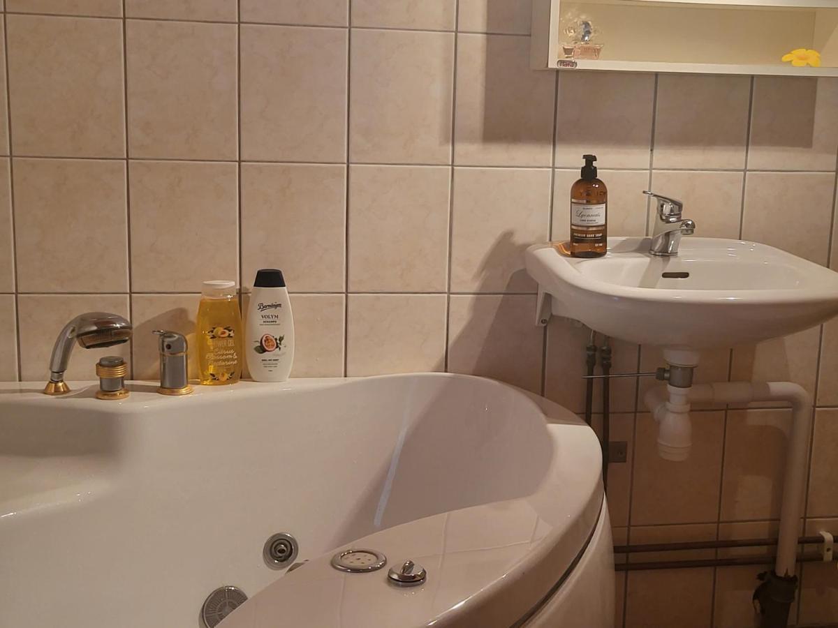 Minihus Med Stor Traedgardstomt Naera Golf Och Hav Villa Trosa Exterior photo