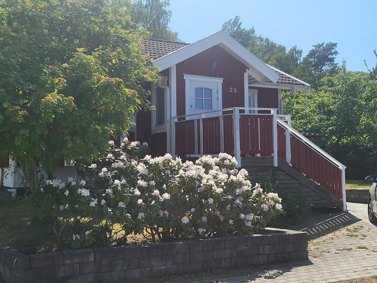 Minihus Med Stor Traedgardstomt Naera Golf Och Hav Villa Trosa Exterior photo