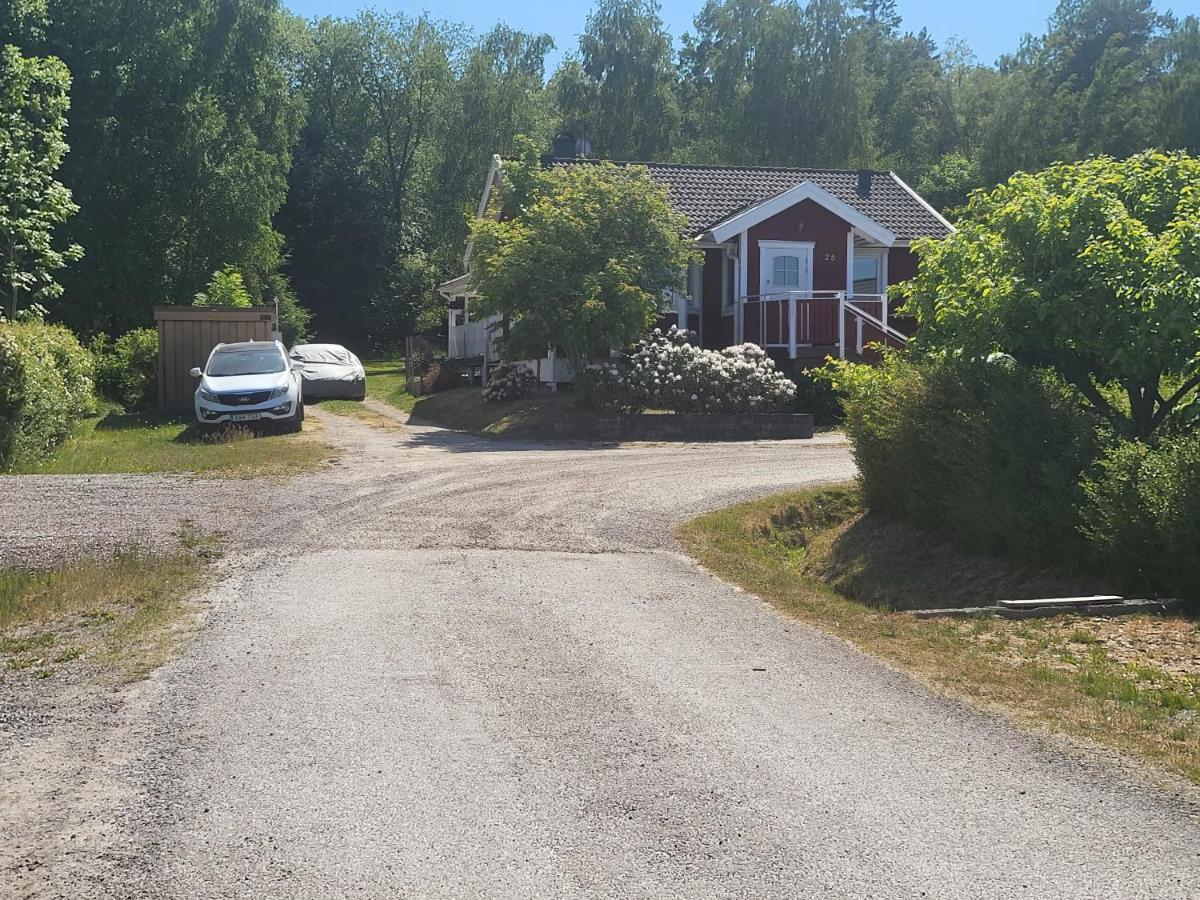 Minihus Med Stor Traedgardstomt Naera Golf Och Hav Villa Trosa Exterior photo